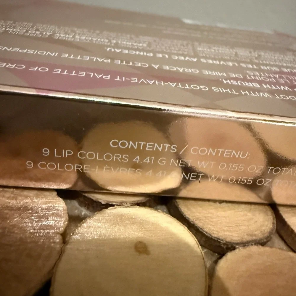 MARK ON THE DOT LIP COLOR COMPACT CONTENTS MULTIPLE KISSES 9 LIP COLORS